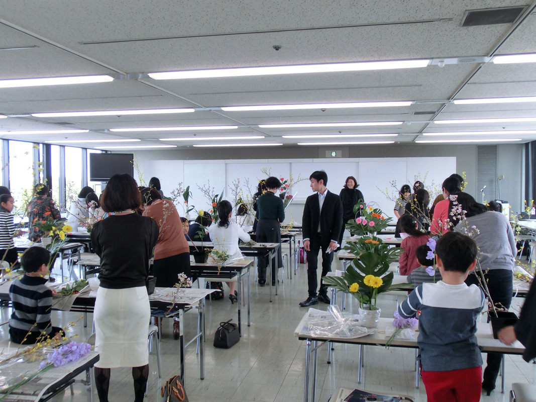 [2012年]
日本橋高島屋新春特別企画
親子いけばな体験教室