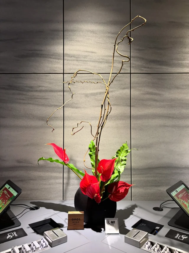 OMO3東京赤坂 常設作品

チェックインカウンター、
OMOベースともにいけかえました！
スタイリッシュかつ造形的な作品で皆さまをお迎えいたします🕊️
赤坂にお越しの際はぜひ、OMO3東京赤坂へお立ち寄りくださいませ😊

作家 : 森田麗遊

#sogetsu #ikebana #japan #草月流 #いけばな

————————————————————————————
花プロジェクトHPでは、新情報や過去の作例等も紹介しています。プロフィール欄のリンクから是非ご覧ください💻
花ギフトから装花ディスプレイまで幅広く制作いたします。お気軽にお問い合わせください！
@hana_project
————————————————————————————