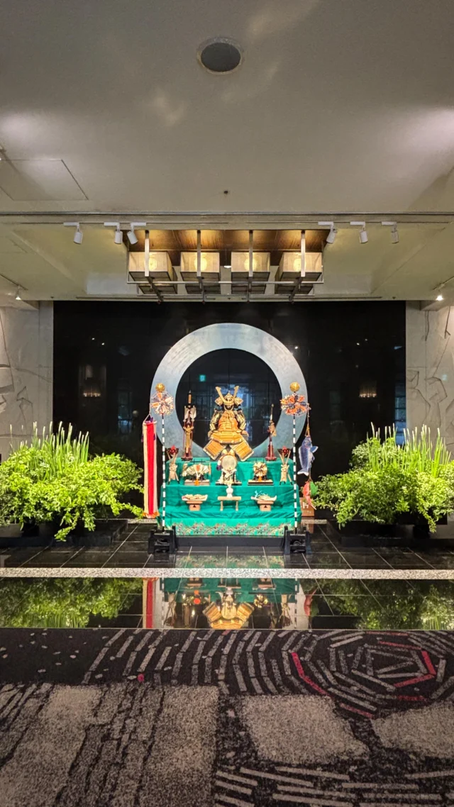 ホテルニューオータニ東京のロビィ花のいけかえを行いました。
端午の節句に合わせて設られた五月人形を中心に、お子様たちの健やかな成長と輝かしい未来を願いながらいけさせていただきました🕊️
菖蒲が咲く頃には、また違った雰囲気をお楽しみいただけます☺️
お近くにお越しの際には、どうぞお立ち寄りくださいませ🎏

●作家/竹中麗湖
●花材/花菖蒲(白・紫)、オクラレルカ、あせび、梅花うつぎ、リョウブ、流木、しゃり木

#sogetsu #ikebana #草月流 #芸術 #いけばな

—————————————————————
花プロジェクトHPでは、最新情報から、過去作例等をご紹介しております！　プロフィール欄のリンクから是非ご覧ください🖥装花ディスプレイなら「草月花プロジェクト」までお気軽にお問い合わせください。
@hana_project
——————————————————————