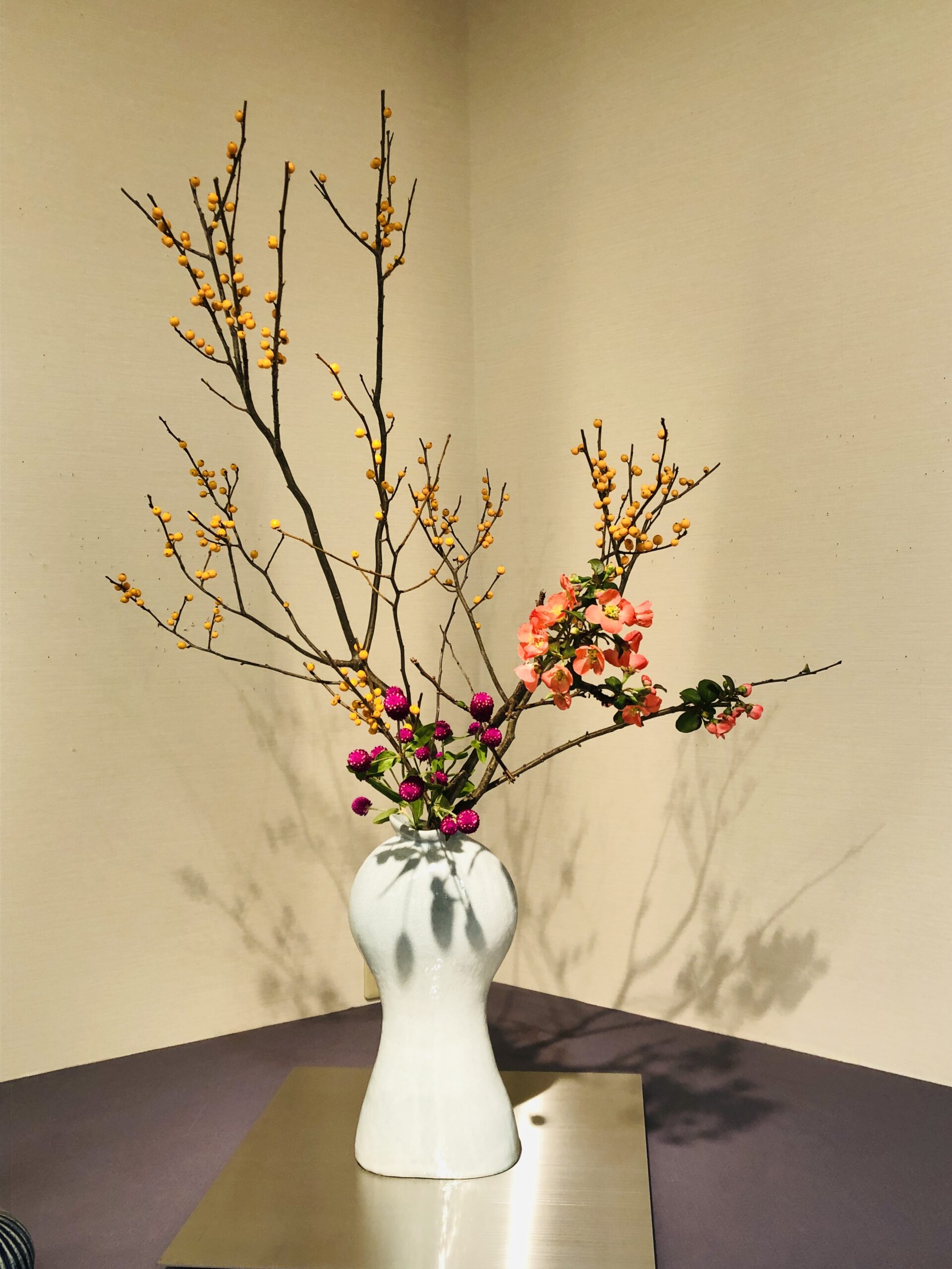 出嶋正樹作陶展の挿花を担当しました